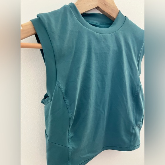 Lululemon Sleeveless Cropped Active Top in Teal - Picture 4 of 9